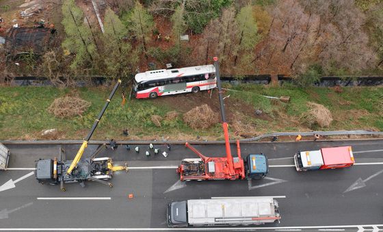 고속버스 추락, 6명 병원이송