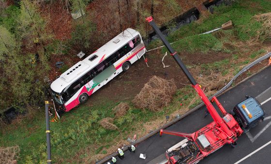 시외버스 추락, 6명 병원이송