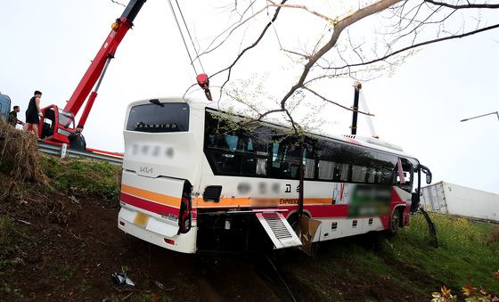 승객 8명 탄 시외버스, 가드레일 뚫고 추락