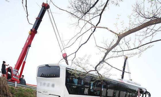 승객 8명 탄 시외버스, 가드레일 뚫고 추락