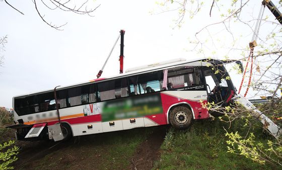 대구 금호분기점 인근 시외버스 추락