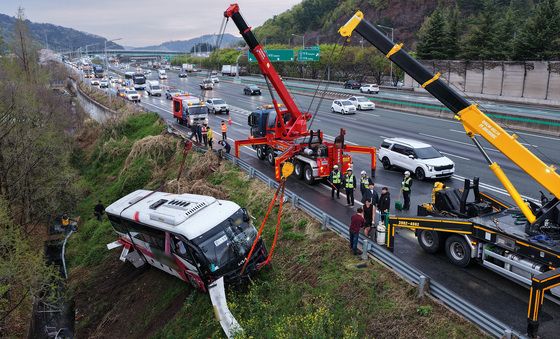 추락한 시외버스 견인작업