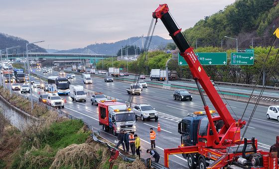 추락한 시외버스 견인작업