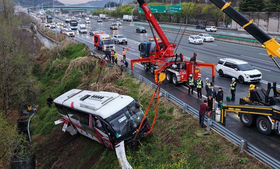 추락한 시외버스 견인작업