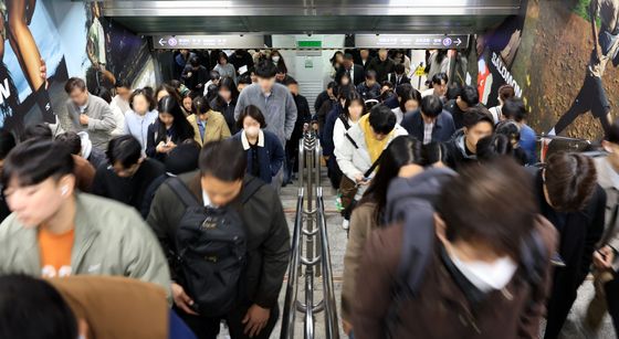 기름값 2000원 시대 코앞···대중교통 이용하는 시민들