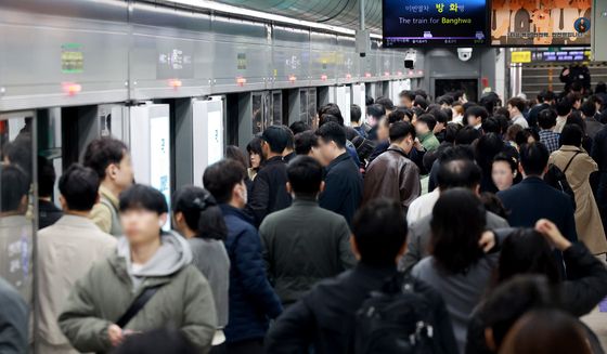 휘발유 2000원시대 코앞···대중교통 이용하는 시민들
