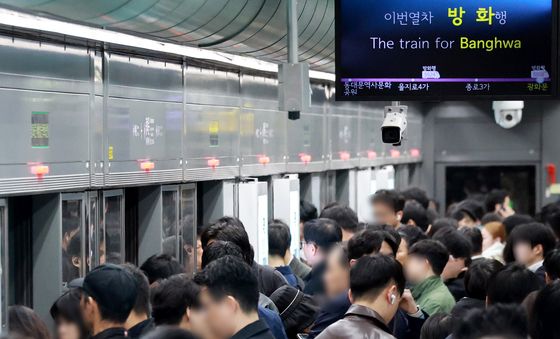 휘발유 2000원시대 코앞···대중교통 이용하는 시민들