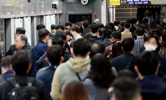 차량 5부제와 기름값 상승 영향으로 대중교통 이용객 급등