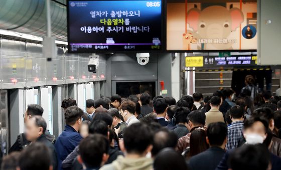 차량 5부제와 기름값 상승 영향으로 대중교통 이용객 급등