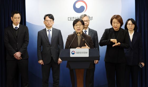 의료제품 수급대응 관계부처 합동 브리핑하는 정부