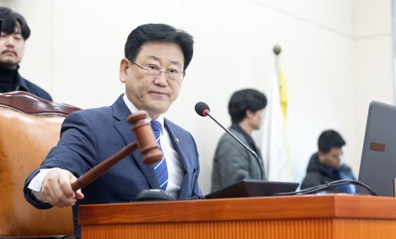 의사봉 두드리는 김정호 신임 위원장