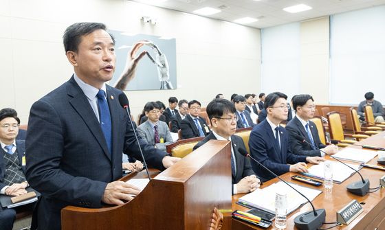 추경안 통과 감사 인사말하는 김종철 방미통위 위원장