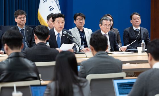 중동상황 관련 기자간담회 발언하는 강훈식 비서실장