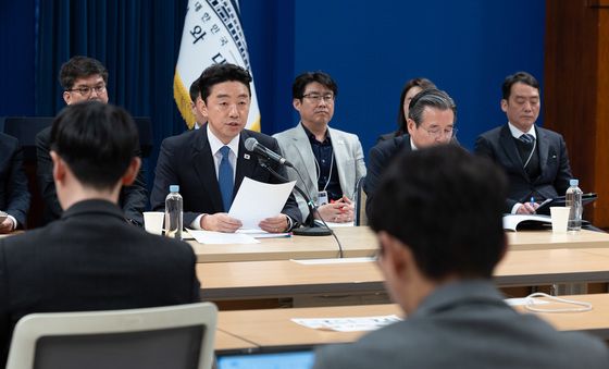 발언하는 강훈식 비서실장