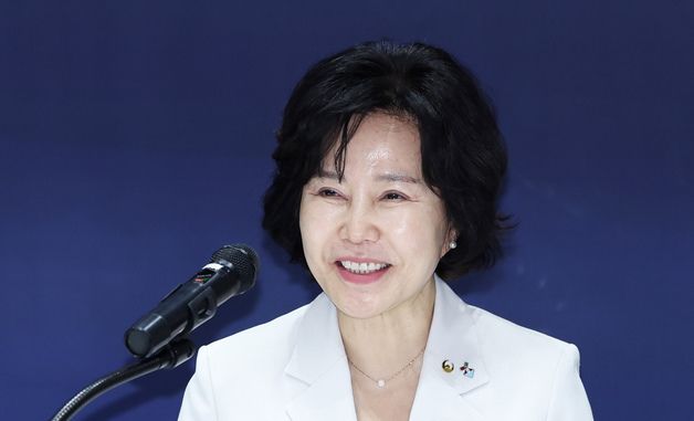 미소 짓는 김은경 서민금융진흥원장 겸 신용회복위원장