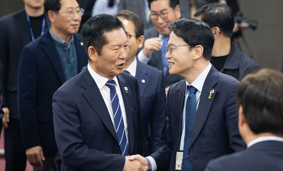 박주민 서울시장 예비후보와 인사하는 정청래 대표