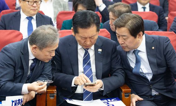 정청래 대표와 대화 나누는 황명선 최고위원과 송기헌 의원