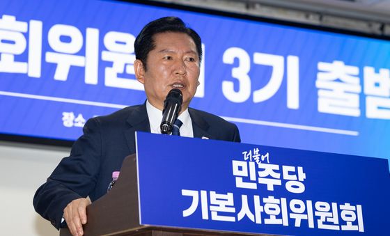 민주당 기본사회위원회 3기 출범식 개회사하는 정청래 대표