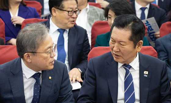 송기헌 의원과 대화 나누는 정청래 대표