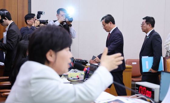 국조특위 항의 퇴장하는 국민의힘