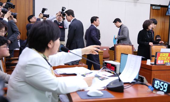 국조특위 퇴장하는 국민의힘