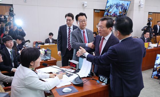 서영교 위원장에게 항의하는 김형동 간사