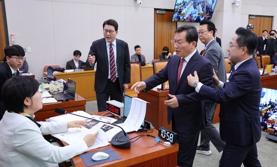 국조특위 충돌하는 여야