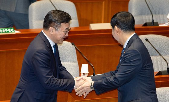 인사 나누는 윤호중 장관과 구윤철 부총리