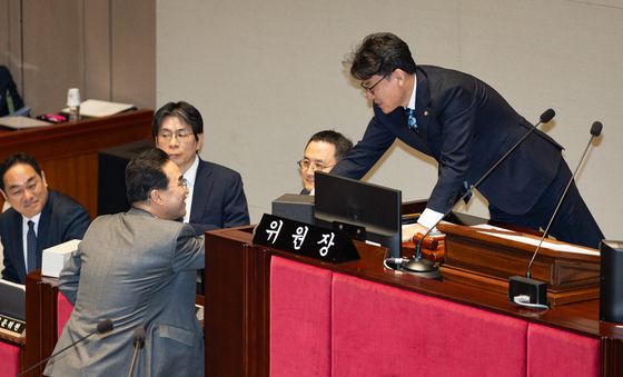 진성준 예결위원장과 인사하는 박홍근 장관