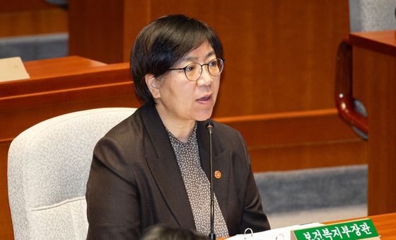 담뱃값 인상 질의 답변하는 정은경 장관