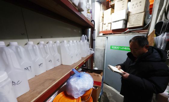 나프타 쇼크에 어려움 겪는 상인들