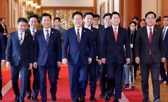 함께 입장하는 이재명 대통령·정청래·장동혁 대표