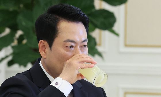 목 축이는 장동혁 대표