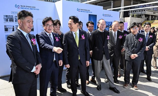 한국보도사진전 관람하는 우원식 국회의장