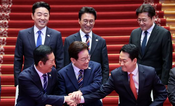 손 맞잡는 이재명 대통령·정청래·장동혁 대표