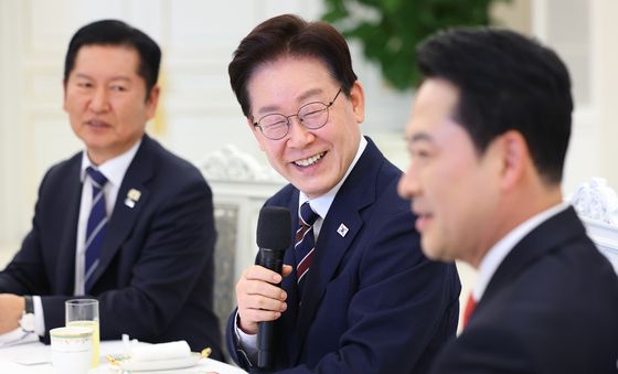 미소 짓는 이재명 대통령