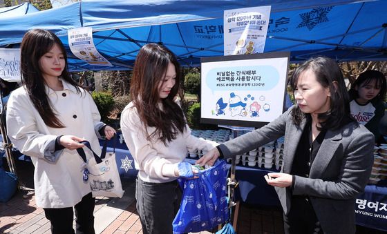 비닐봉투 대신 에코백 든 학생들