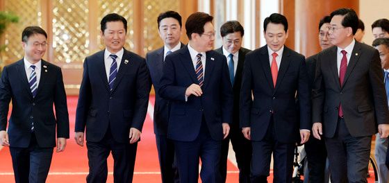 함께 발걸음 옮기는 이재명 대통령·정청래·장동혁 대표