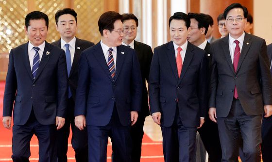 함께 발걸음 옮기는 이재명 대통령·정청래·장동혁 대표