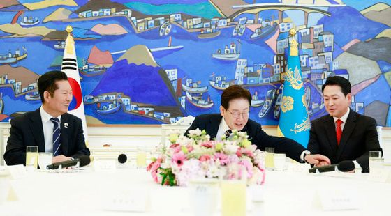 발언 권유하는 이재명 대통령