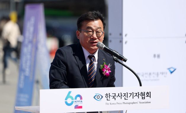 축사하는 박종현 한국기자협회장