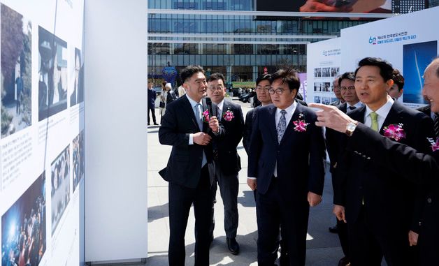 작품 설명 듣는 우원식 의장과 오세훈 시장