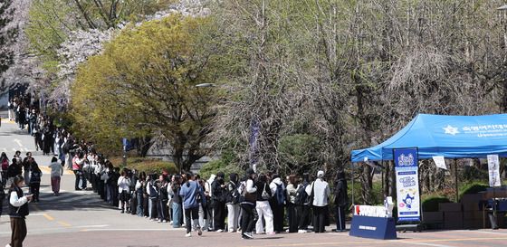 에코백 들고 간식 기다리는 학생들
