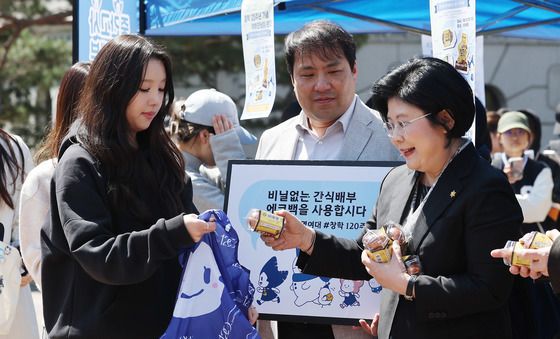 에코백 든 학생들에게 간식 나눠주는 숙명여대 총장