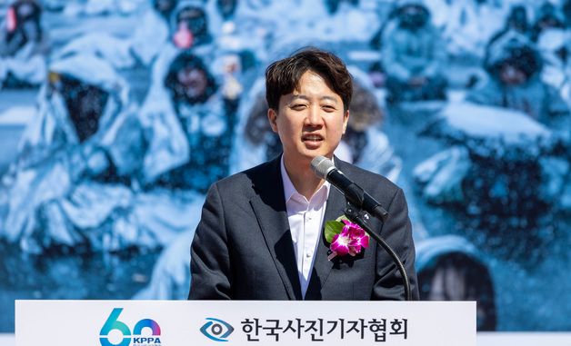 축사하는 이준석 대표