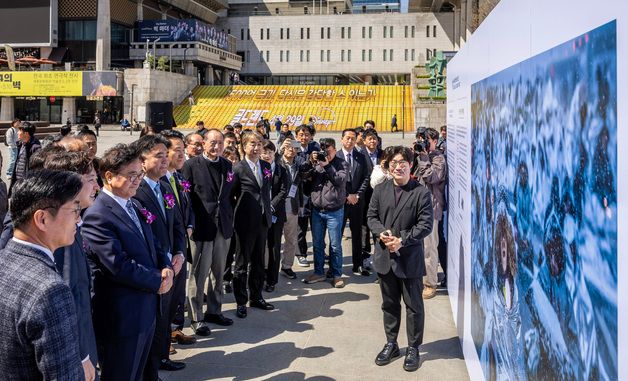 한국보도사진전 대상작 관람하는 우원식 의장