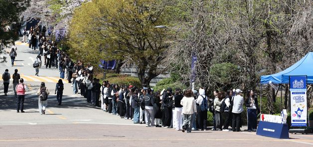 '비닐없는 간식배부' 참여 위해 길게 줄선 학생들
