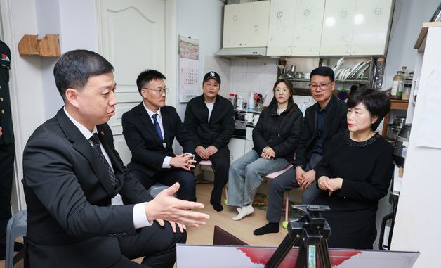 유가족에게 유해발굴 과정 설명하는 김성환 직무대리