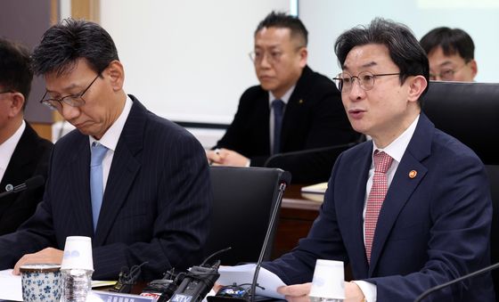 중동상황 피해업종 관련 산업·금융권 간담회 주재하는 이억원 위원장