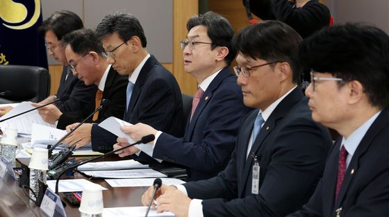 중동상황 피해업종 관련 산업·금융권 간담회 발언하는 이억원 위원장